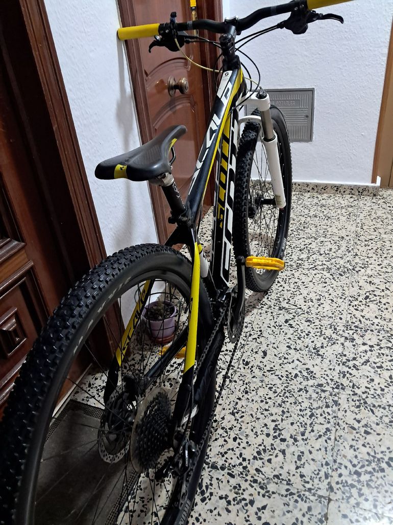 Used Scott Scott Custom Shimano Deore 2023 Mountainbike, Black — image 7 of 10