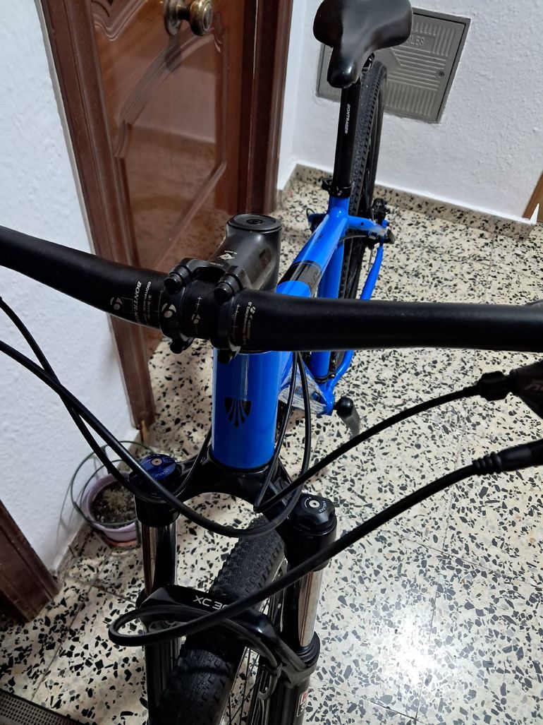 Used Trek Y Shimano Acera 2023 Mountainbike, Blue — image 2 of 10