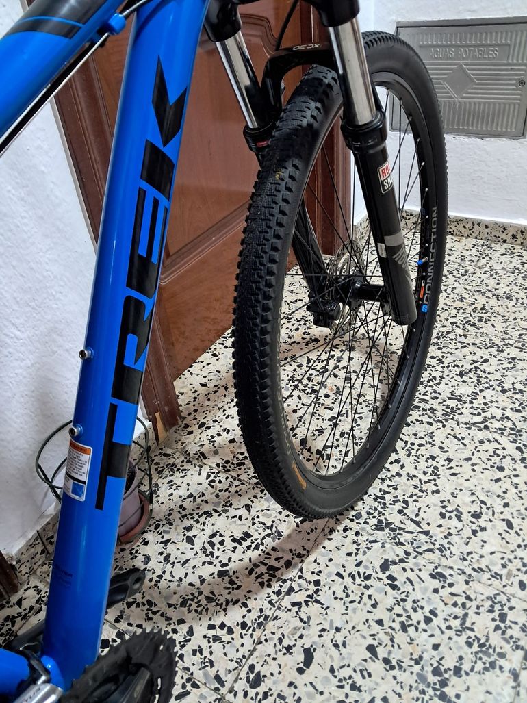 Used Trek Y Shimano Acera 2023 Mountainbike, Blue — image 4 of 10