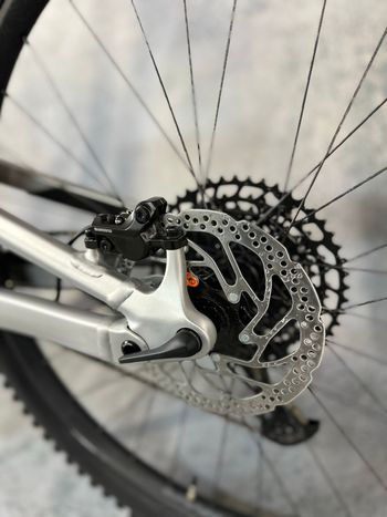 Used Scott Genius 940 2024 2024 Mountainbike, Light Gray, 29 — image 9 of 12