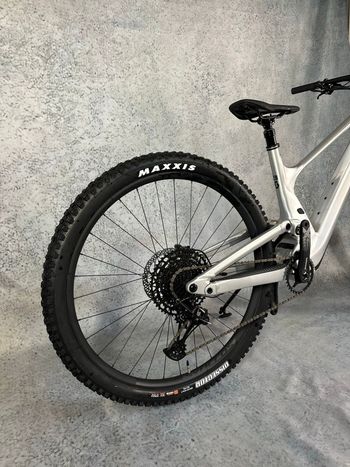 Used Scott Genius 940 2024 2024 Mountainbike, Light Gray, 29 — image 5 of 12