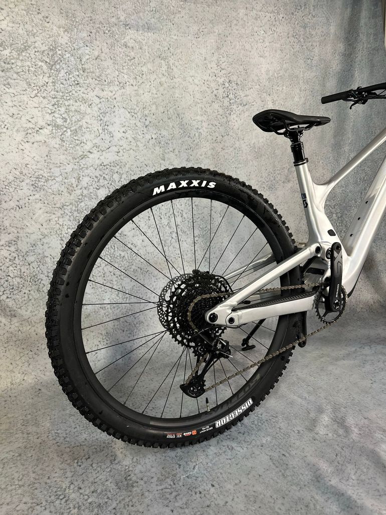 Used Scott Genius 940 2024 2024 Mountainbike, Light Gray, 29 — image 5 of 12