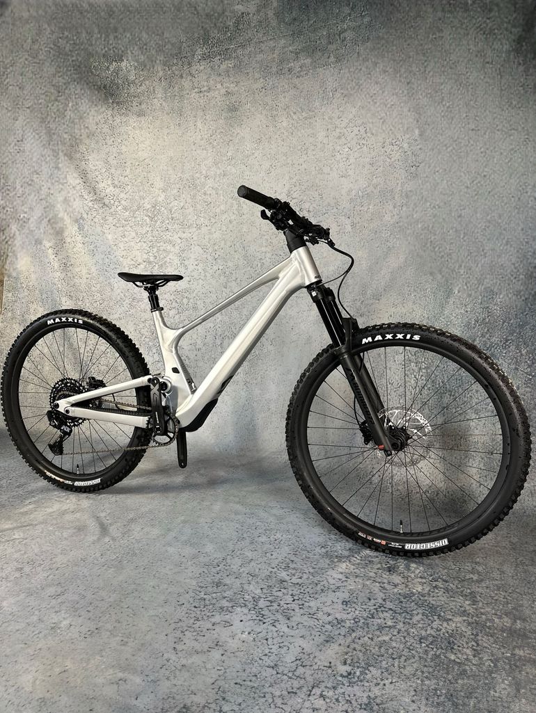 Used Scott Genius 940 2024 2024 Mountainbike, Light Gray, 29 — image 2 of 12