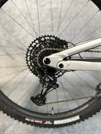 Used Scott Genius 940 2024 2024 Mountainbike, Light Gray, 29 — image 7 of 12