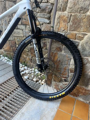 Used Trek Slash 9.8 XT Gen 6 2024 2024 Mountainbike, White, 29, 27.5 — image 2 of 9
