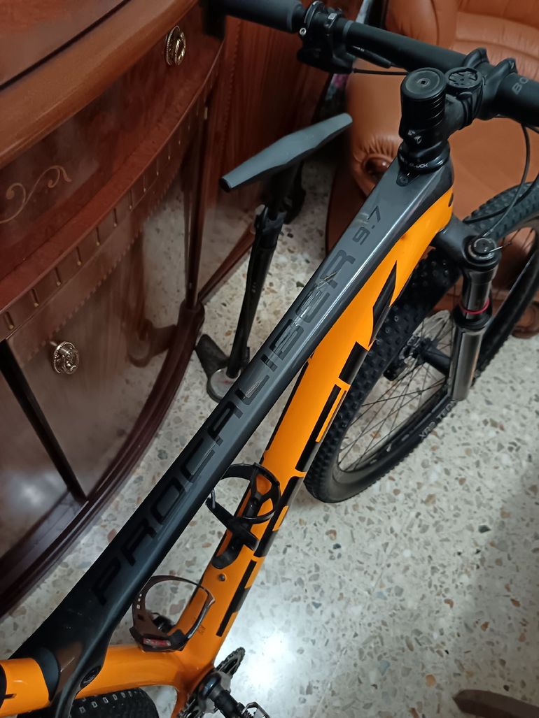 Used Trek Procaliber 9.7 2023 2023 Mountainbike, Orange, 29, 27.5 — image 6 of 9