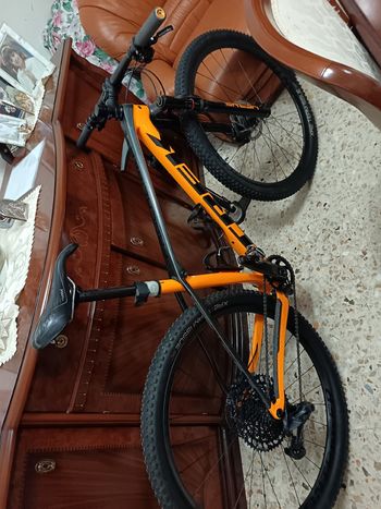 Used Trek Procaliber 9.7 2023 2023 Mountainbike, Orange, 29, 27.5 — image 7 of 9