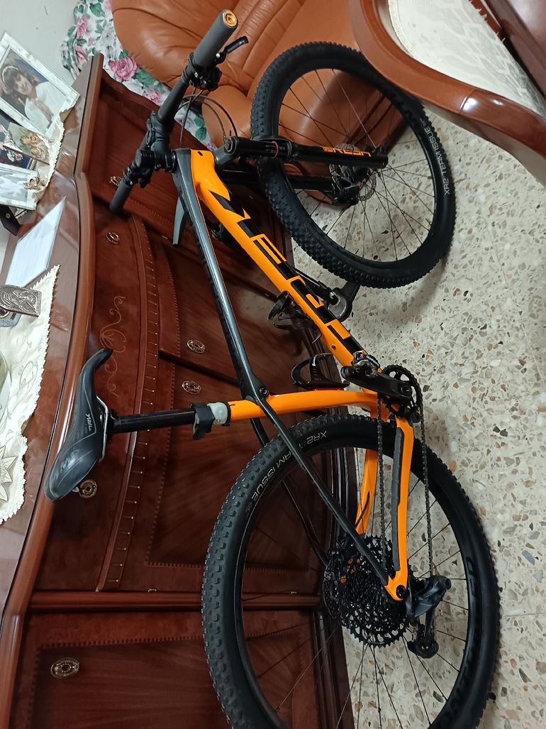 Used Trek Procaliber 9.7 2023 2023 Mountainbike, Orange, 29, 27.5 — image 7 of 9