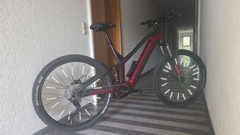 Used Trek Powerfly FS 4 625 2021 2021 Mountainbike, Rojo — image 1 of 7