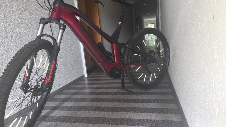 Used Trek Powerfly FS 4 625 2021 2021 Mountainbike, Rojo — image 2 of 7
