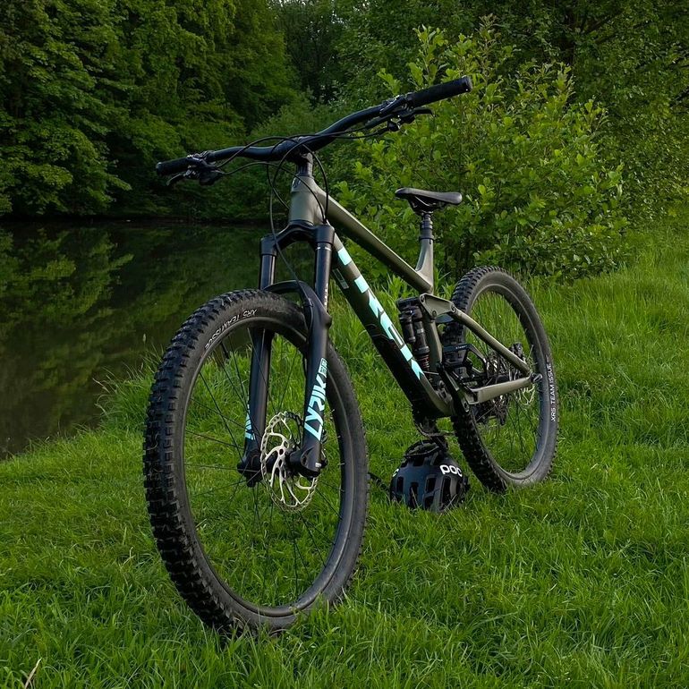 Used Trek Remedy 8 2022 2022 Mountainbike, Green, 27.5 — image 2 of 6