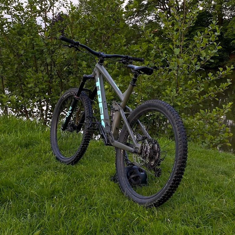 Used Trek Remedy 8 2022 2022 Mountainbike, Green, 27.5 — image 3 of 6