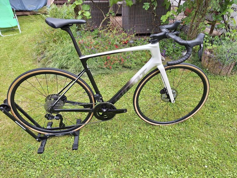 Used Giant Defy Advanced Pro 1 2024 2024 Road & Gravel, White — image 1 of 6