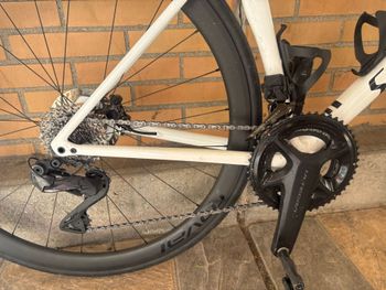 Used Specialized Tarmac SL8 Expert - Shimano Ultegra Di2 2025 2025 Road & Gravel, White — image 3 of 9