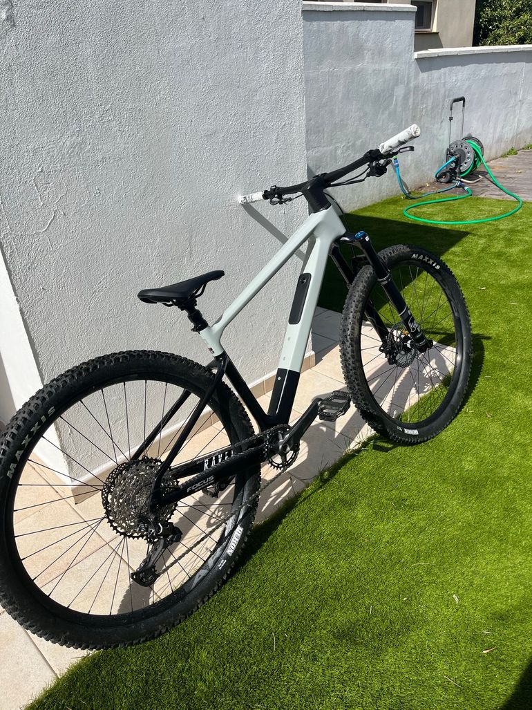 Used Focus RAVEN 8.8 2023 2023 Mountainbike, Light Gray, 29 — image 3 of 9
