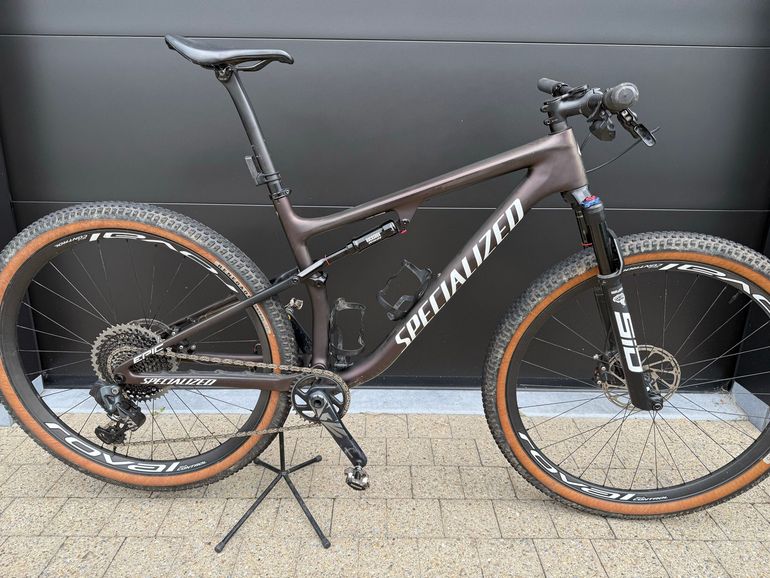 Used Specialized Epic Pro 2022 2022 Mountainbike, Light Gray, 29 — image 1 of 3