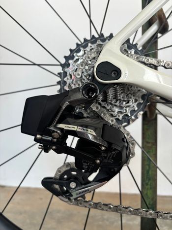 Used Canyon Ultimate CF SLX 8 Disc eTap 2022 2022 Road & Gravel, White — image 4 of 20