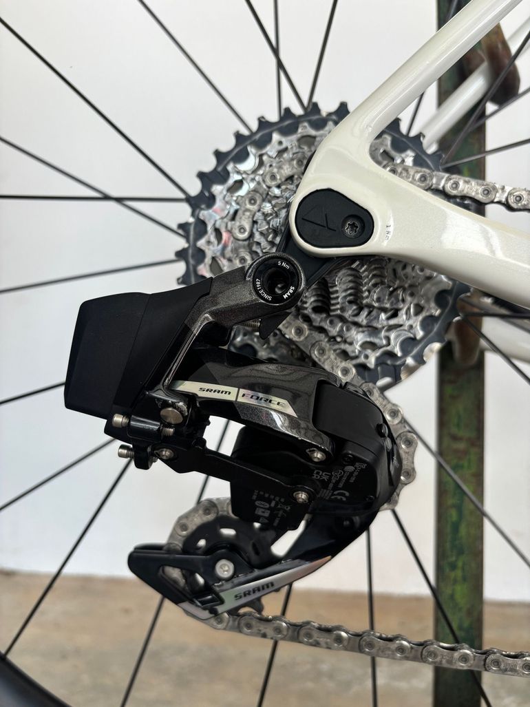 Used Canyon Ultimate CF SLX 8 Disc eTap 2022 2022 Road & Gravel, White — image 4 of 20