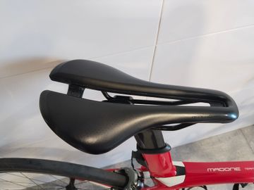 Used Trek Madone 9.5 2018 2018 Road & Gravel, Red — image 6 of 7