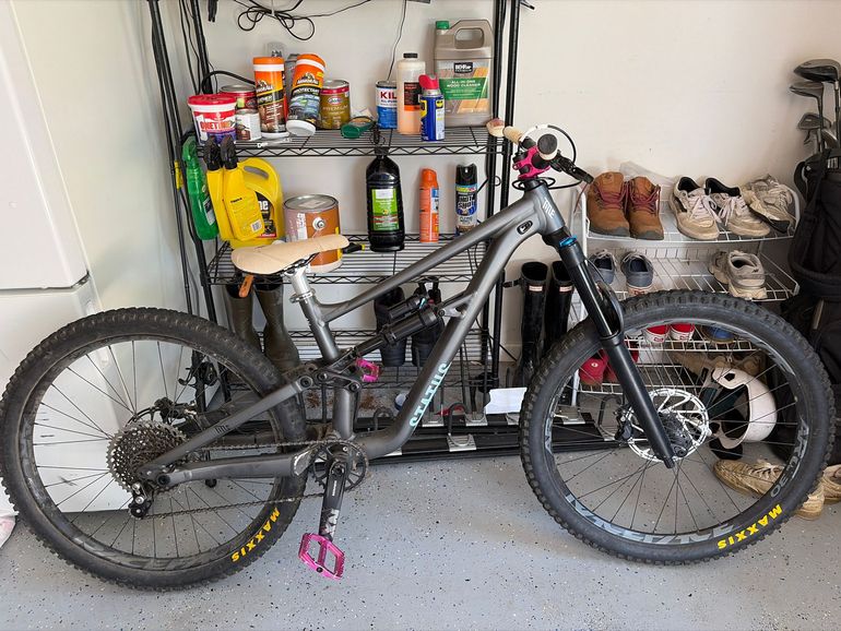Used Specialized Status 160 2023 2023 Mountainbike, Light Gray — image 1 of 5