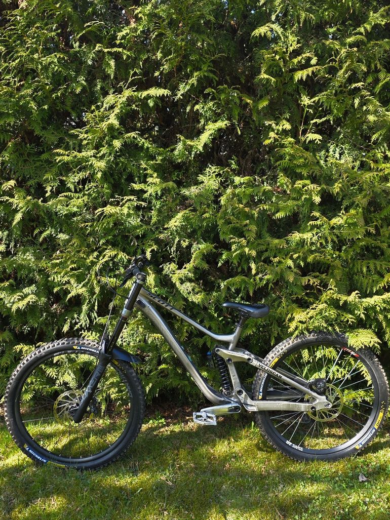 Used Scott Gambler Shimano Saint 2021 Mountainbike, Light Gray — image 3 of 10