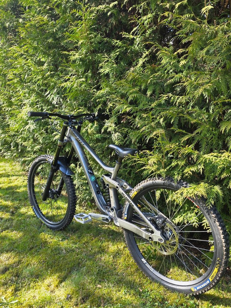 Used Scott Gambler Shimano Saint 2021 Mountainbike, Light Gray — image 2 of 10