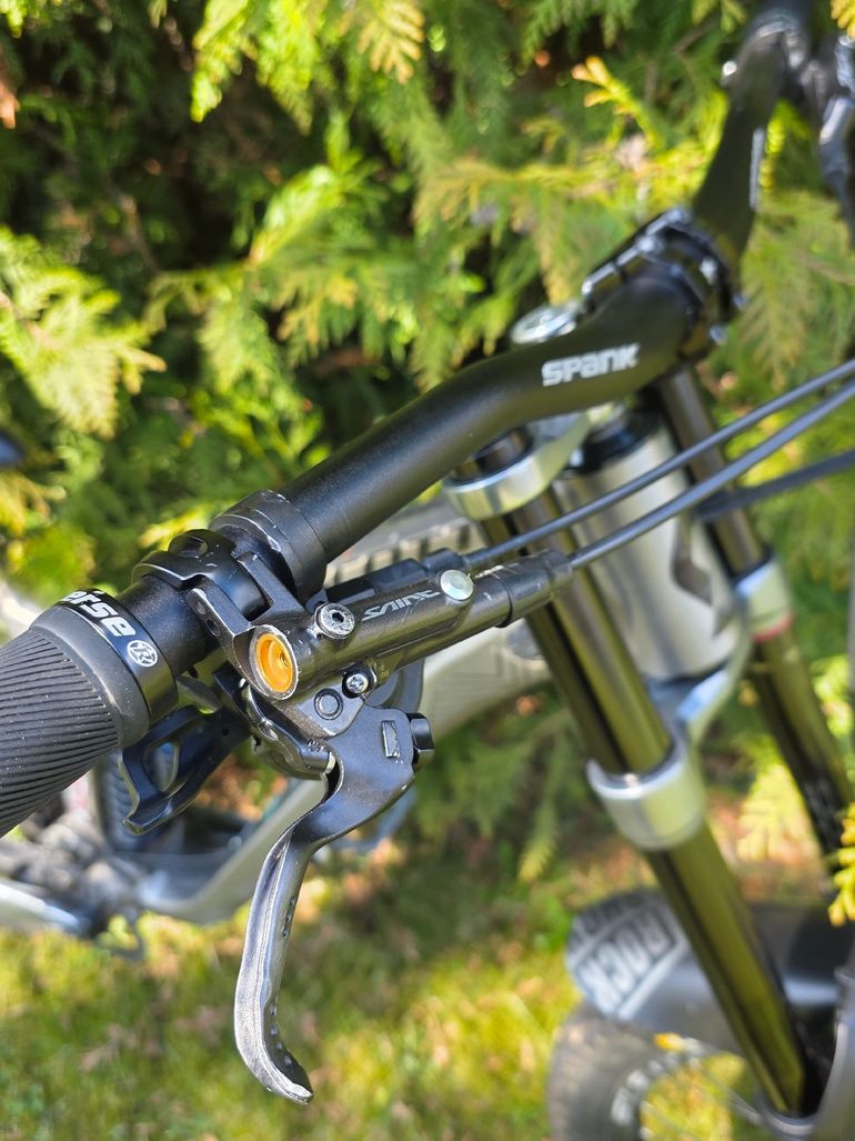 Used Scott Gambler Shimano Saint 2021 Mountainbike, Light Gray — image 9 of 10