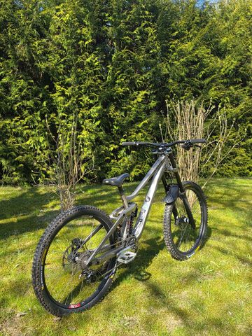 Scott Gambler Shimano Saint 2021 Mountainbike usato, Grigio chiaro — immagine 1 di 10