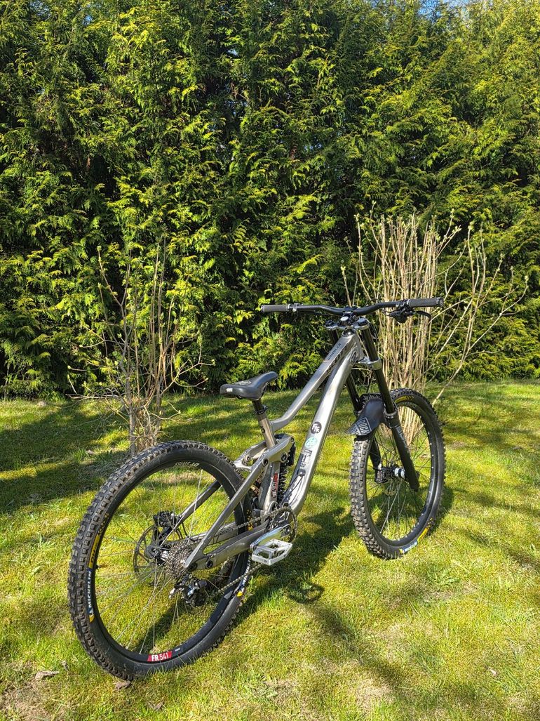Used Scott Gambler Shimano Saint 2021 Mountainbike, Light Gray — image 1 of 10