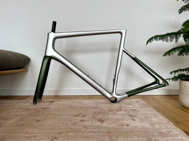 Used Cannondale SuperSix EVO Hi-MOD Disc Red eTap AXS 2022 2022 Road & Gravel, Hellgrau — image 2 of 4