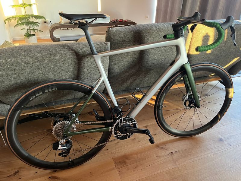 Used Cannondale SuperSix EVO Hi-MOD Disc Red eTap AXS 2022 2022 Road & Gravel