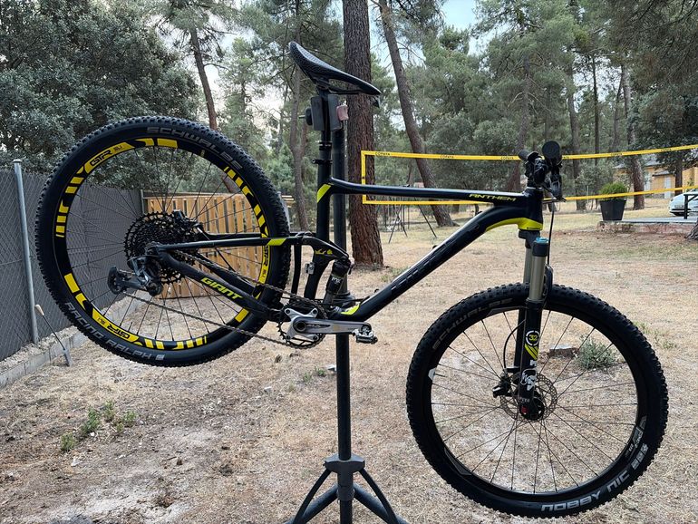 Used Giant Anthem 27.5 2 2016 2016 Mountainbike, Negro — image 1 of 12