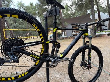 Giant Anthem 27.5 2 2016 2016 Mountainbike de segunda mano, Negro — imagen 2 de 12