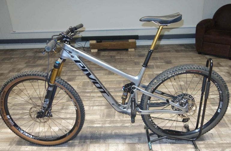 Used Pivot TRAIL 429 Pro XT/XTR 2024 2024 Mountainbike, Hellgrau, 29 — image 2 of 9