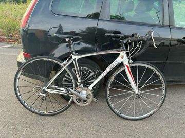 Used Trek Madone 6.9 2010 2010 Road & Gravel, White — image 1 of 4