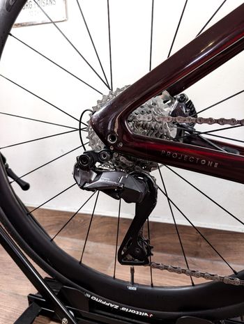 Used Trek Madone SLR 7 Gen 7 2024 2024 Road & Gravel, Rot — image 8 of 20
