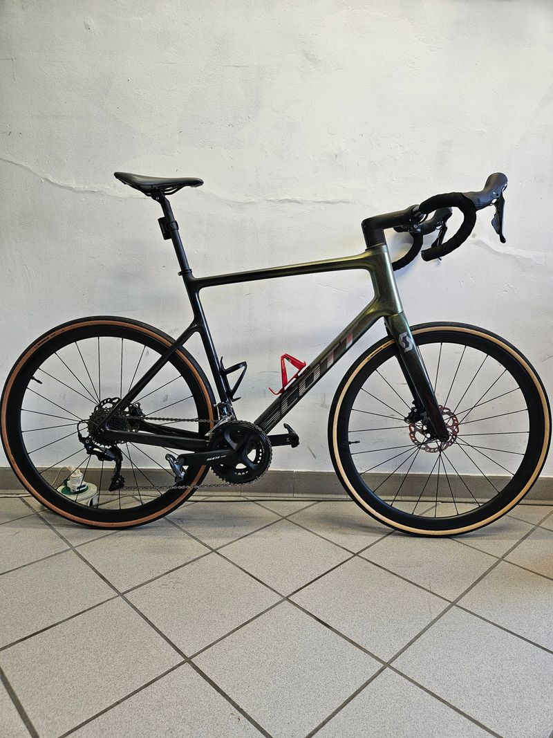 Scott Addict 30 2023 2023 Road & Gravel d'occasion — image 1 sur 16