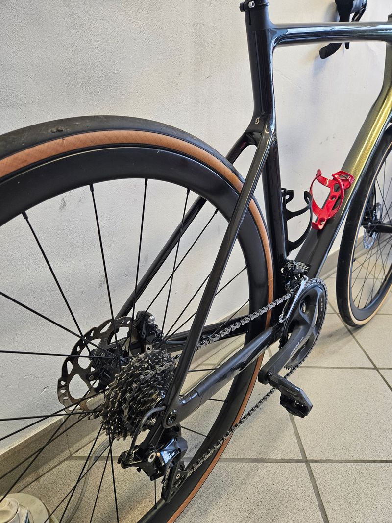 Scott Addict 30 2023 2023 Road & Gravel d'occasion — image 7 sur 16