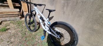 Used Commencal CLASH 2023 2023 Mountainbike, White, 27.5 — image 2 of 4