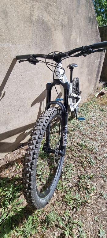 Used Commencal CLASH 2023 2023 Mountainbike, White, 27.5 — image 3 of 4