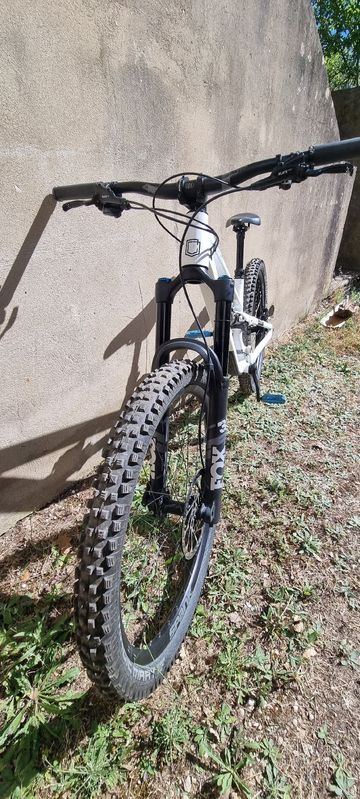Used Commencal CLASH 2023 2023 Mountainbike, White, 27.5 — image 3 of 5
