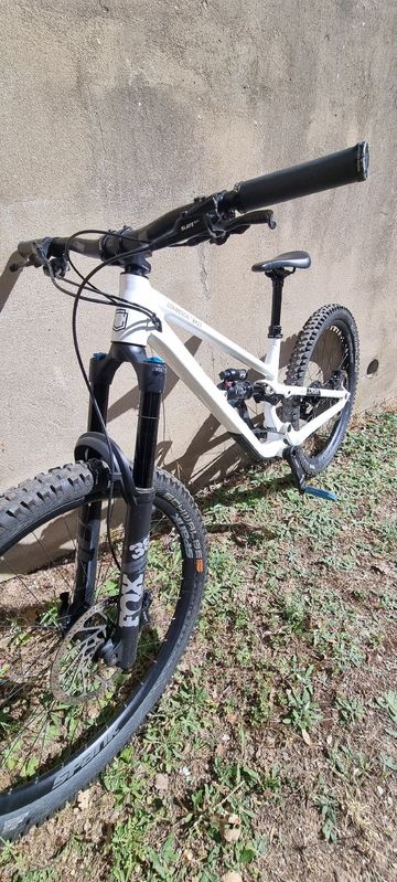 Used Commencal CLASH 2023 2023 Mountainbike, White, 27.5 — image 4 of 5