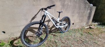 Used Commencal CLASH 2023 2023 Mountainbike, White, 27.5 — image 1 of 5