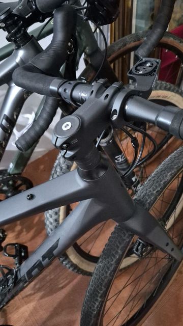 Used Giant Revolt 0 2026 2026 Road & Gravel, Black — image 3 of 5