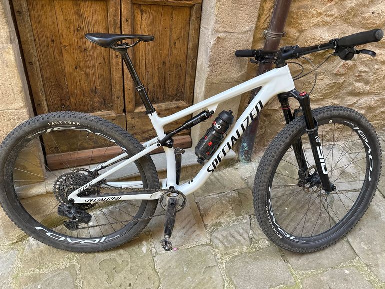 Used Specialized Epic Expert 2023 2023 Mountainbike, White, 29 — image 2 of 6