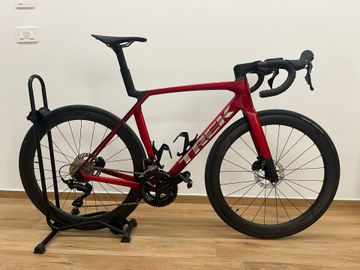 Trek Madone Shimano 105 2026 Road & Gravel usato, Rosso — immagine 1 di 4