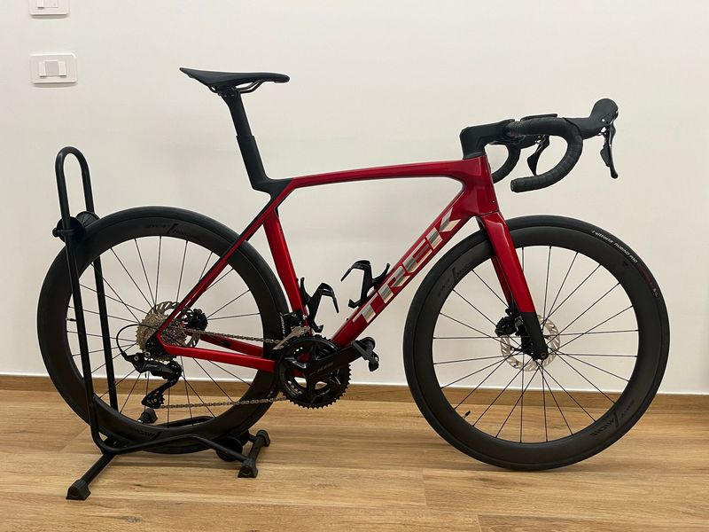 Trek Madone Shimano 105 2026 Road & Gravel usato, Rosso — immagine 1 di 4