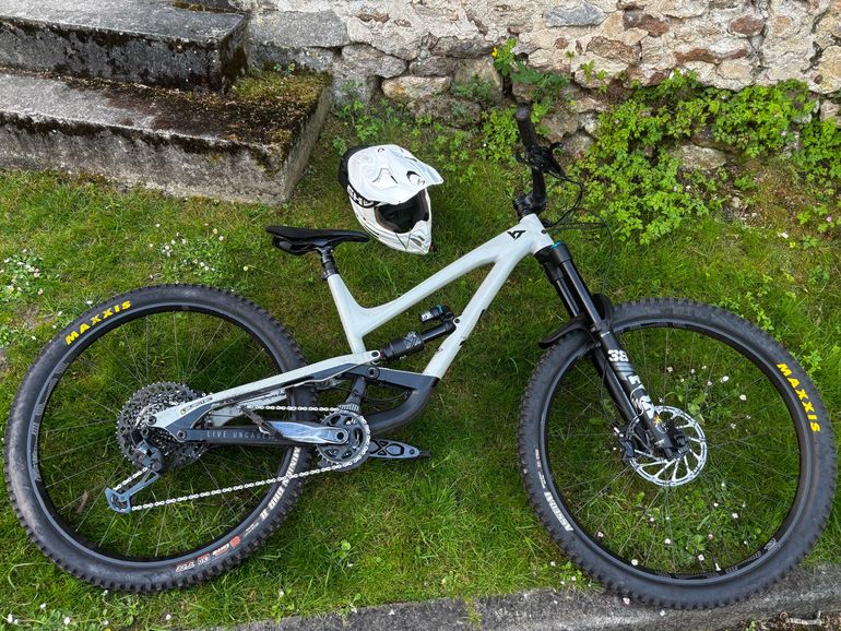 Used YT Industries Capra Shred 29 2021 2021 Mountainbike, Light Gray, 29 — image 1 of 4