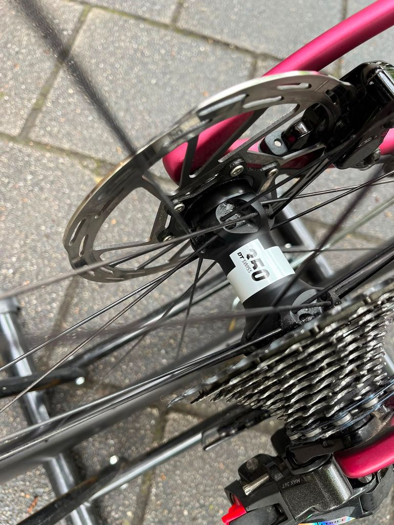 Used Specialized Tarmac SL8 Pro - SRAM Force eTAP AXS 2025 2025 Road & Gravel, Violett — image 11 of 12
