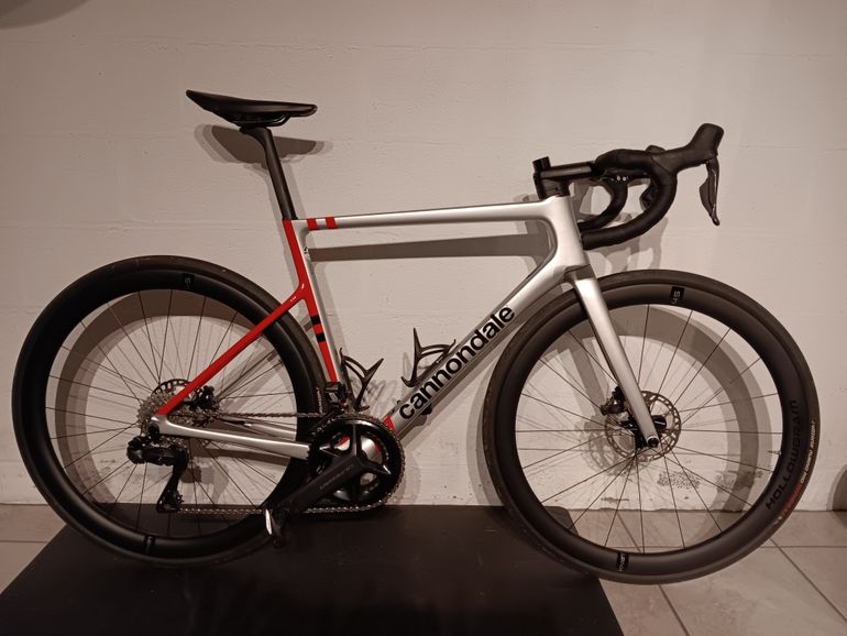 Tweedehands Cannondale SuperSix EVO Carbon Disc Ultegra Di2 12sp Mercury 2023 Road & Gravel — afbeelding 2 van 13